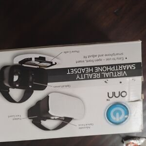 On Running Black and White Smartphone VR Headset with Adjustable Strap